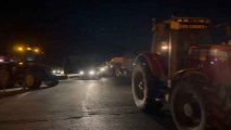 Los tractores de los agricultores, esta madrugada, cortando la refinería de Escombreras.