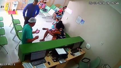 VÍDEO: Homem armado com espada avança contra segurança em emergência pediátrica