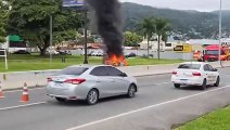 Carro pega fogo na SC-401 e deixa pista bloqueada em Florianópolis