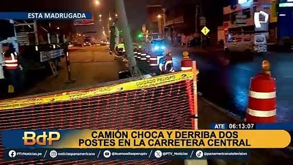 Vehículo choca y derriba dos postes en la carretera central en Ate
