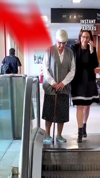 Cette dame âgée craint de descendre un escalator puis reçoit un soutien précieux
