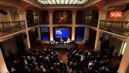 Feltri fa gesto dell'ombrello ricordando Montanelli: Era sicuro di portarci via 150mila copie