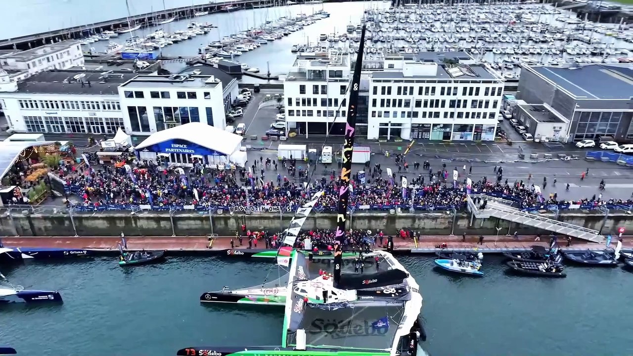 29-02-2024-arrivee-de-thomas-coville-sodebo-ultim-3-arrivee-ponton-champagne-trophee