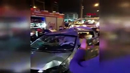 Önce demir korkuluklara sonra da aydınlatma direğine çarptı! Kurtarılma anları kameraya yansıdı