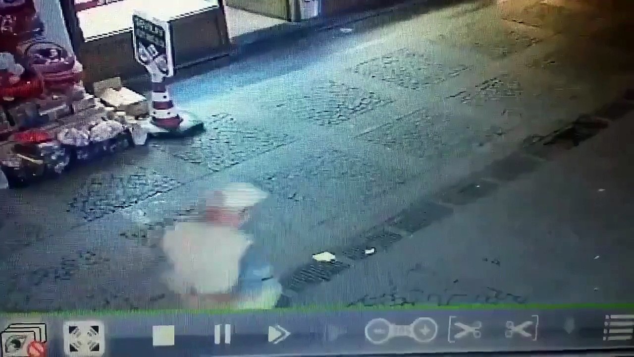Yerde bulduğu maskeyi alıp yüzüne taktı! Korona virüs ülkeye işte böyle yayılıyor!