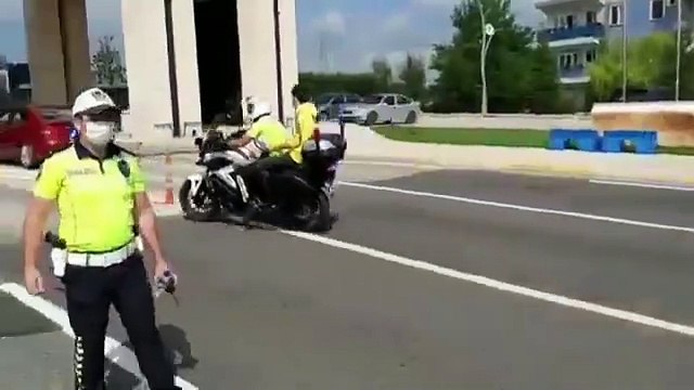 Süleyman Soylu paylaştı: YKS'ye geç kalan öğrencileri polis sınava böyle yetiştirdi!