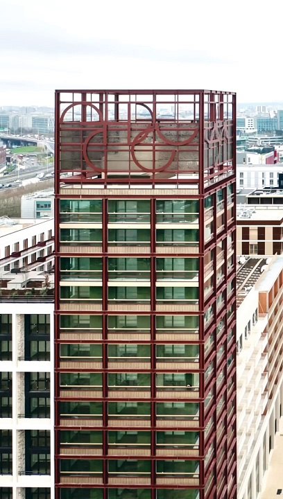 Emmanuel #Macron à Saint-Denis ce jeudi 29 février 2024, au nord de Paris, pour l'inauguration du #village #olympique, à cinq mois des jeux. Le temps des #JO, le village va fonctionner comme une #cité classique mais éphémère. #Paris2024 #inauguration