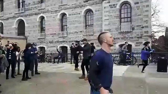 Rektör Rektör olalı böyle zülum görmedi. Rektöre odasının önünde Metallica dinlettiler