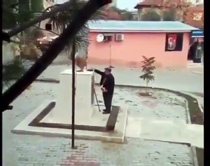 Atatürk'e tek başına anma töreni yaptı