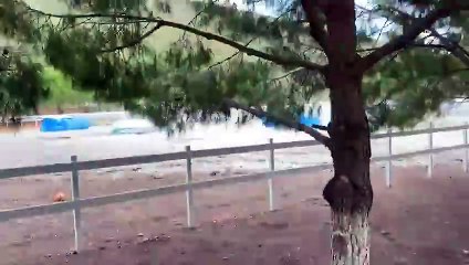 İzmir’deki tsunamiden son anda kaçtılar. Tabiatın gücüyle şaka olmayacağını yeni öğrendiler. Salavat getirip çekim yapmaya devam etti.