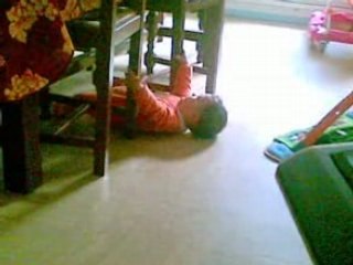 Emy qui fait des abdos