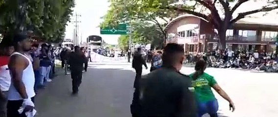08-05-2021 futbol entre manifestantes y Policías en Antioquia