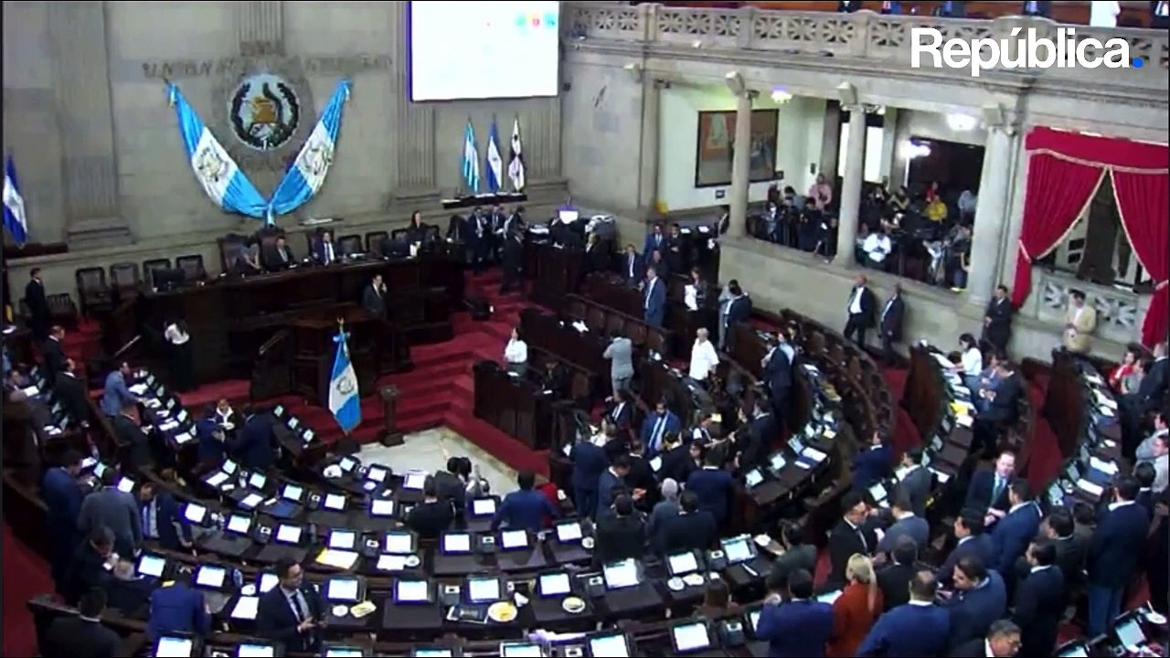 Diputados rinden minuto de silencio en memoria de "Landito"