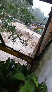 Creciente súbita inundo la vía vieja Barbosa – Cisneros 3