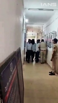 पुणे: नकली नोट छापने वाले गिरोह का हुआ भंडाफोड़, 500 रुपये के नकली भारतीय मुद्रा छापता था गिरोह। नकली भारतीय मुद्रा छापने वालों के नाम निम्न हैं: - रितिक खडसे, - सूरज यादव, - आकाश धांगेकर, - सुयोग सालुखे, - तेजस बल्लाल - प्रणव गव्हाणे