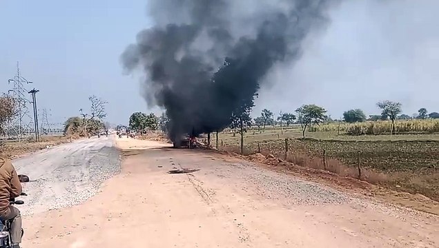Kawardha News: सड़क निर्माण के दौरान पिकअप वाहन में लगी भीषण आग, धू-धूकर जलती आई नजर...मचा हड़कंप