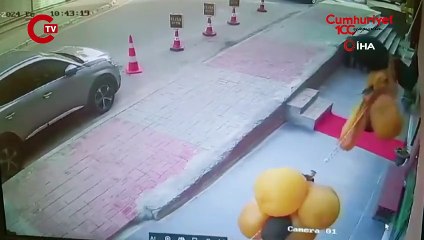 Beylikdüzü’nde esnaf, dükkanın camlarını silerken silahlı saldırıya uğradı