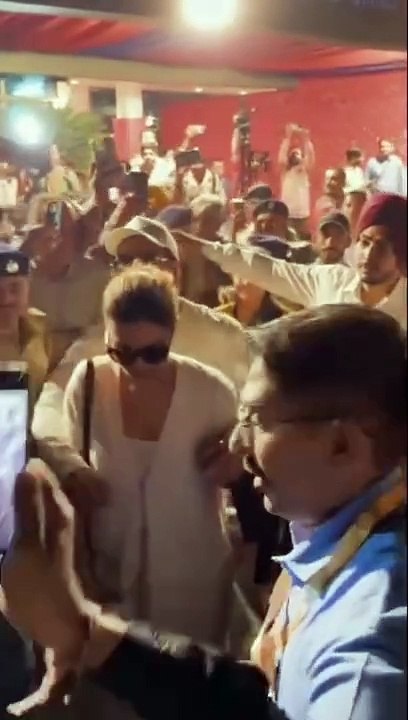 प्रेग्नेंट दीपिका पादुकोण की फोटो लेने की मच गई होड़