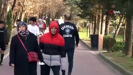 Boğazına şeker kaçan çocuğu zabıta heimlich manevrası ile kurtardı