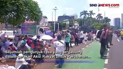 下载视频: Massa Aksi Rakyat untuk Perubahan Gelar Salat Jumat Berjamaah di Depan Gerbang DPR RI