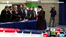 Iran al voto, la guida suprema Khamenei alle urne