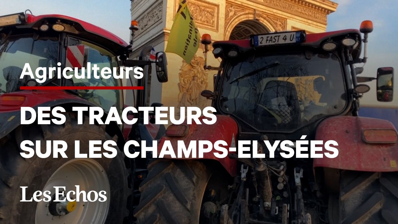 Les Champs-Elysées investis par des agriculteurs en tracteurs