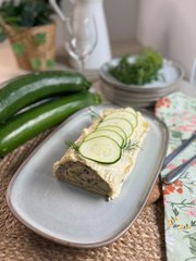 Rollito de calabacín, champiñones, queso y atún (con bizcocho salado)