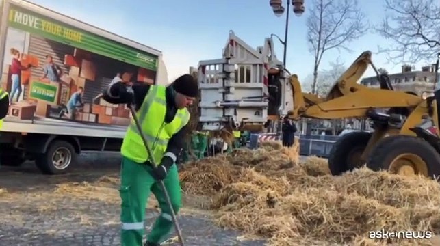 Francia, gli agricoltori protestano con i trattori all'Arco di Trionfo