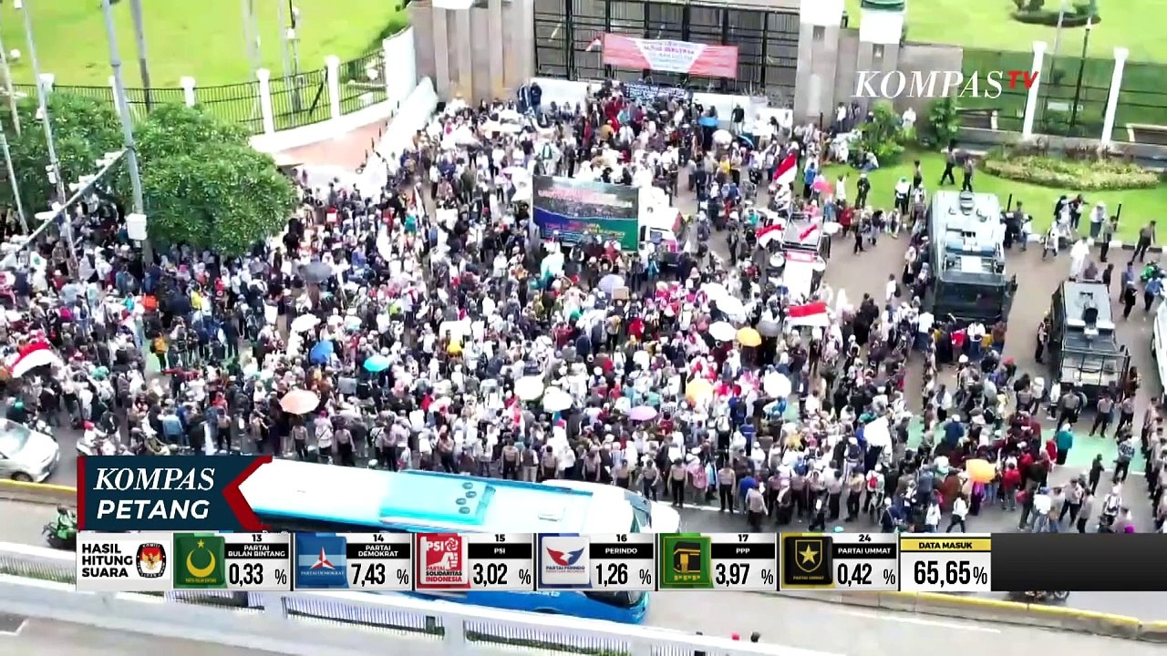 Unjuk Rasa di Depan Gedung DPR Dukung Hak Angket dan Pemakzulan Jokowi