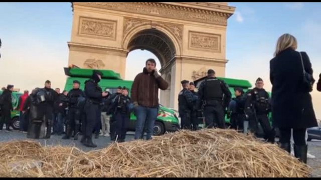 Francia, gli agricoltori protestano con i trattori all'Arco di Trionfo