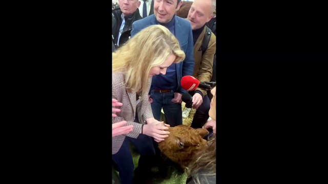 Marion Maréchal aspergée de bière au Salon de l'agriculture