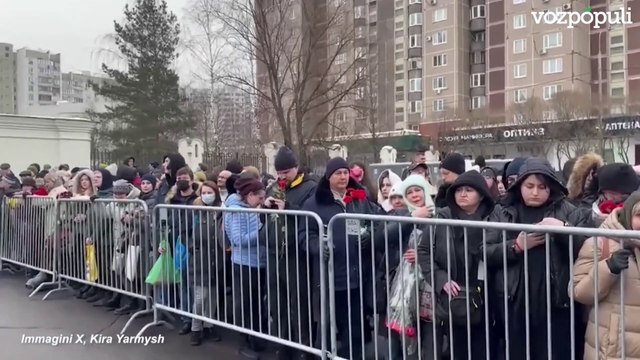 Centenares de rusos hacen cola en la iglesia donde se celebrará el funeral de Navalni