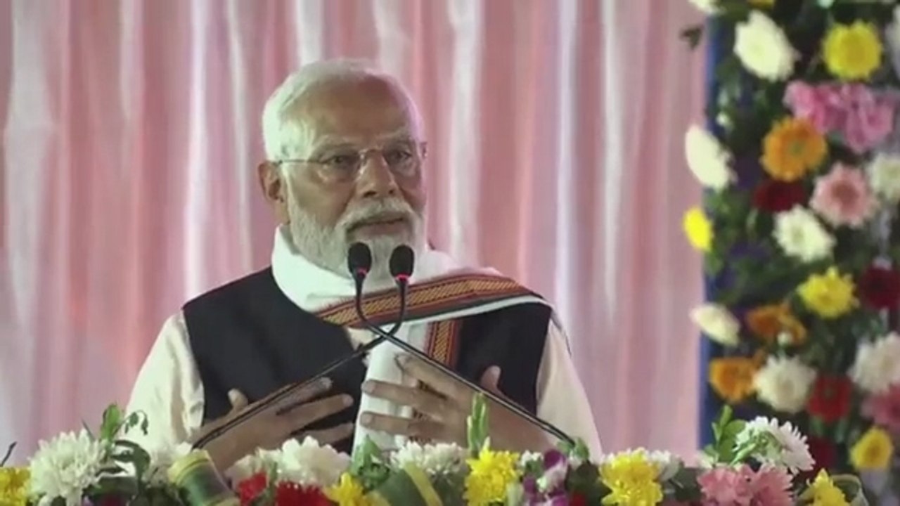 পশ্চিমবঙ্গে রেলের উন্নয়ন হওয়া দরকার, অন্য রাজ্যে যেমন হয়েছে: Narendra Modi | Oneindia Bengali