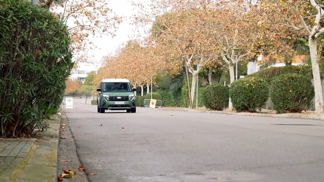 Le ludospace Ford Tourneo Courier adopte une allure caractéristique de SUV compact