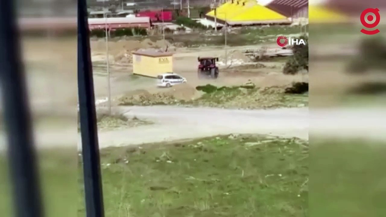 Ehliyetsiz traktör sürücüsü ile polis arasında yaşanan kovalamaca kamerada