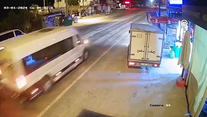 Muğla'da servis minibüsleri çarpıştı, 28 kişi yaralandı