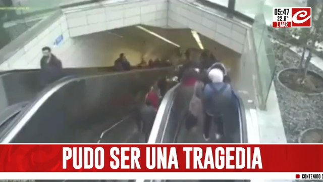 El aterrador momento en que un hombre queda atrapado en una escalera mecánica en Turquía