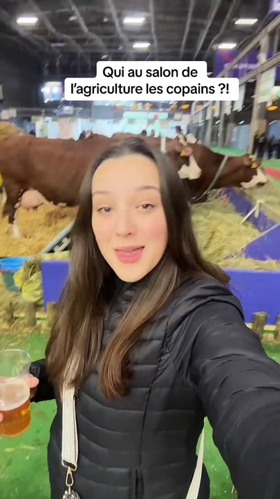 Dans la foule du Salon de l'agriculture, en déambulant dans les allées bondées, il peut arriver de tomber sur des "agri-influenceurs", ces agriculteurs qui partagent du contenu sur leur métier sur les réseaux sociaux - VIDEO