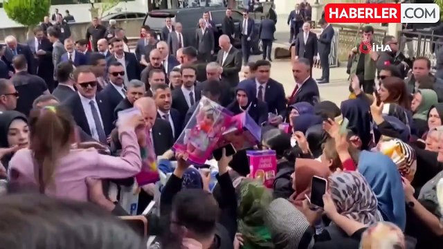 Cumhurbaşkanı Erdoğan'a cuma namazında vatandaşlardan sevgi seli