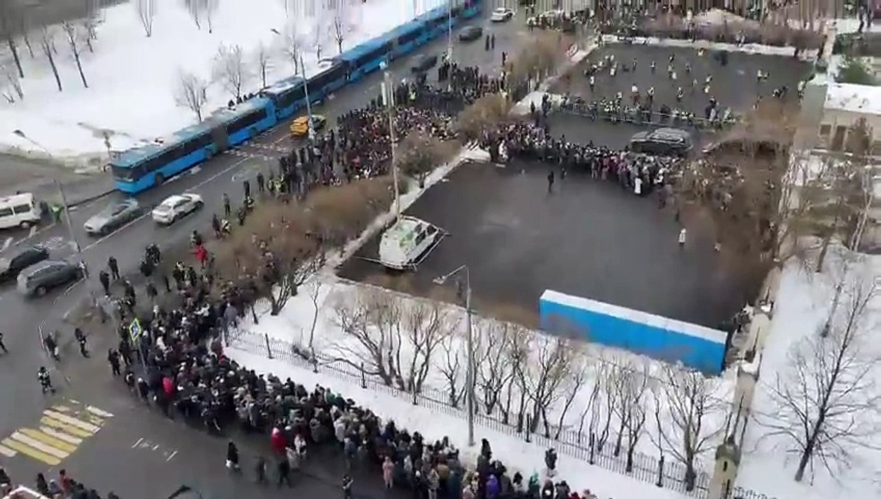 Une Foule Immense se Rassemble devant l'Église de Maryino à Moscou pour Dire Adieu à Alexeï Navalny