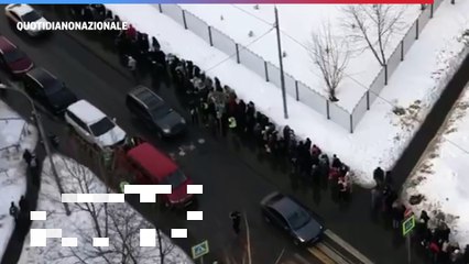 Télécharger la video: Funerali di Navalny, coda di un chilometro fuori dalla chiesa