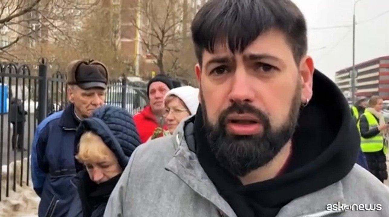 In centinaia ai funerali di Navalny a Mosca: "? un martire"