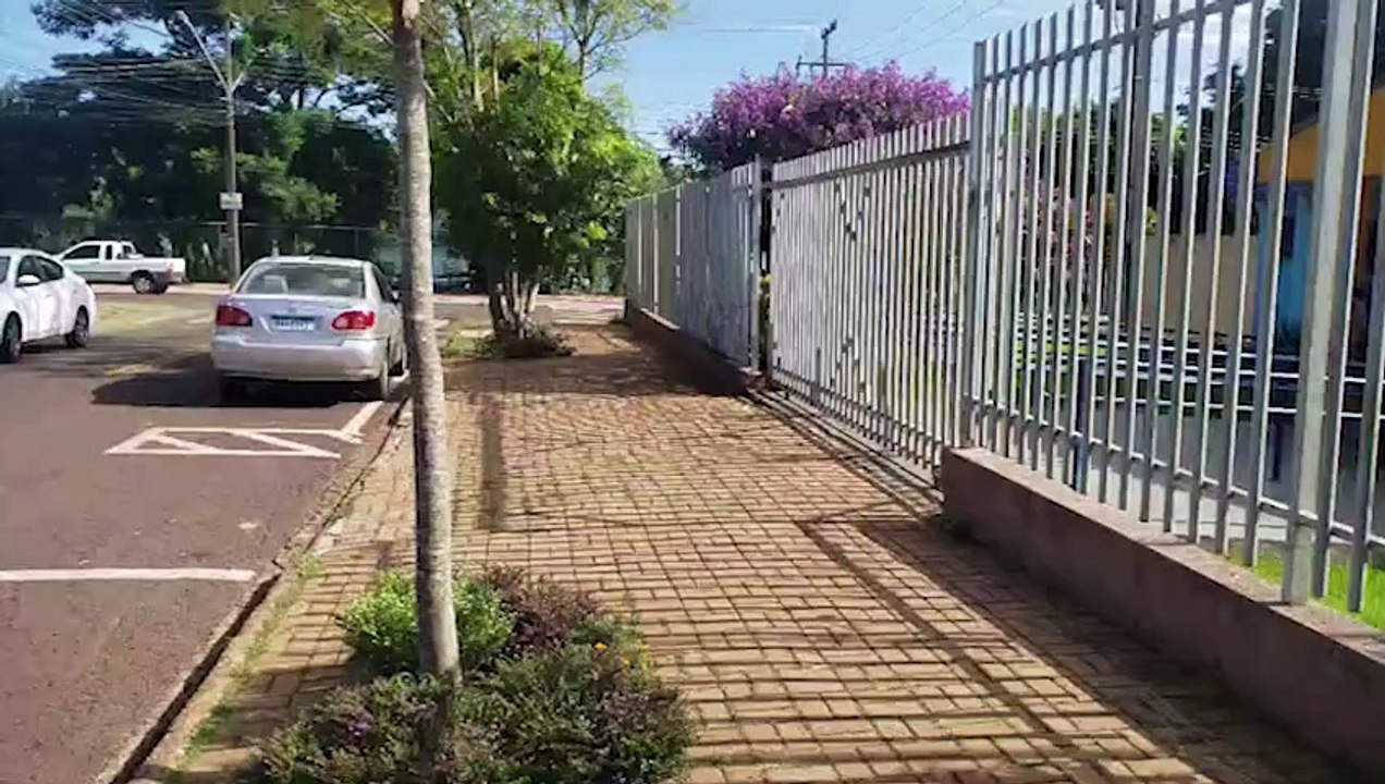 Sem as calças e com tornozeleira eletrônica, homem tenta entrar em CMEI e é impedido por Guarda