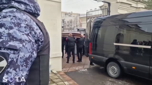 Miles de rusos despiden a Navalny entre fuertes medidas de seguridad