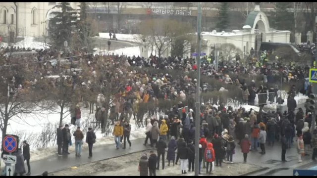 In centinaia ai funerali di Navalny a Mosca: È un martire