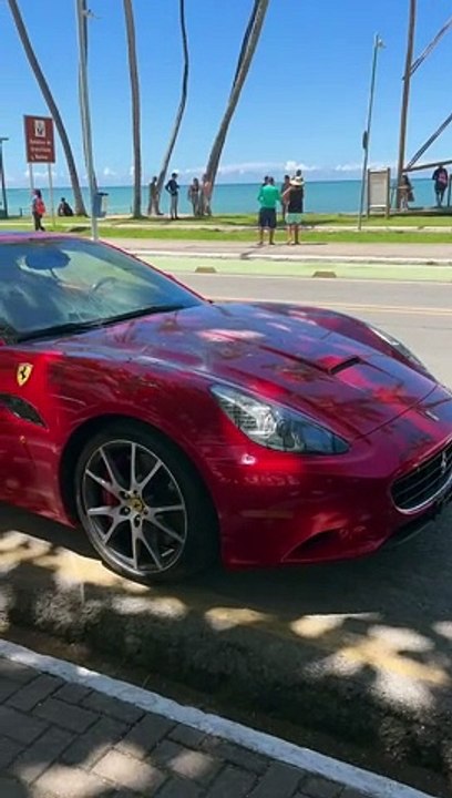 Com irregularidades documentais, Ferrari é guinchada na orla de Ponta Verde
