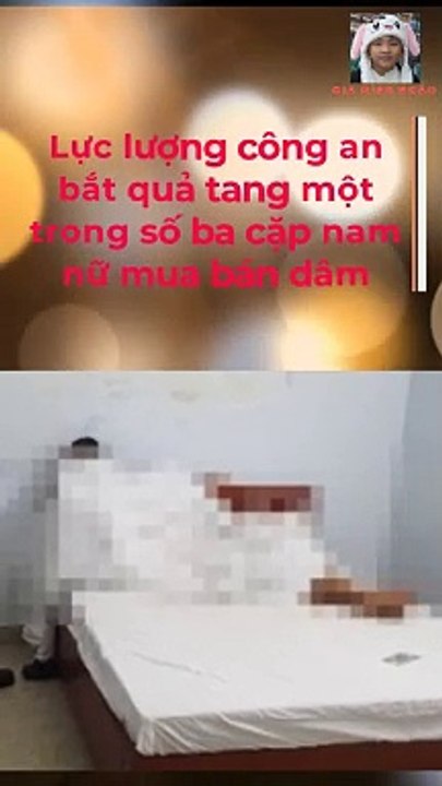Nhân viên quán karaoke kiêm môi giới cho khách vui vẻ