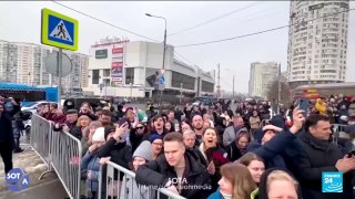 Funérailles de Navalny : des milliers de personnes rassemblées près de l'église