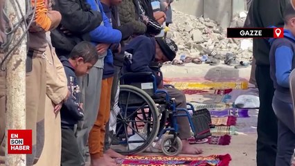 Gazze'de enkazlar arasında cuma namazı