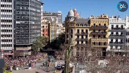Valencia enmudece en minuto de silencio por las víctimas del incendio antes de la mascletá